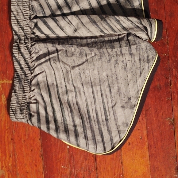 Under Armour Fitted Gray Athletic Shorts with Neon Green Trim Sz S - Picture 7 of 10